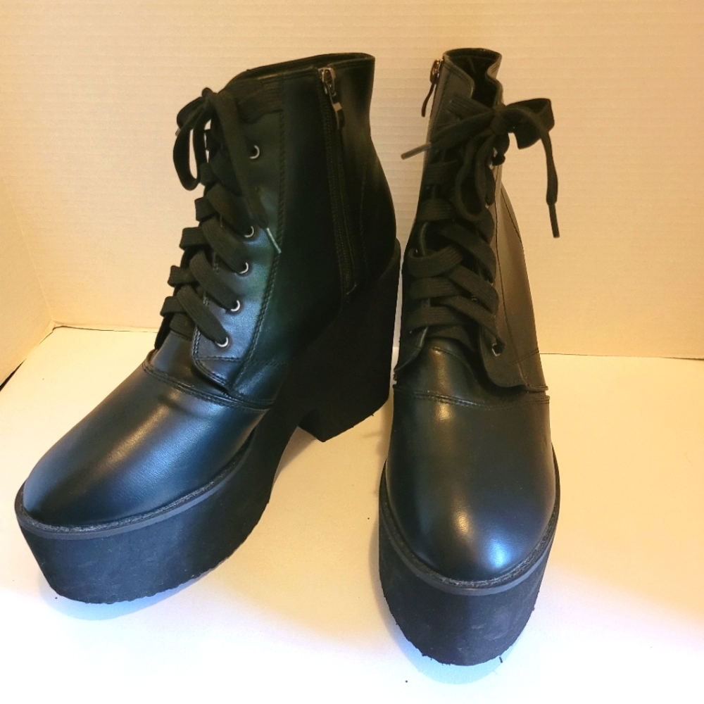 Size 12 women's Hot Topic Platform Boots